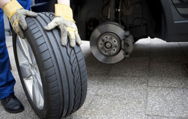 Ô tô ít sử dụng hoặc đậu xe thời gian dài, có cần thay lốp theo định kỳ?